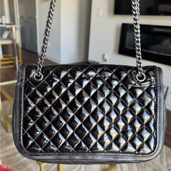 Chanel Classic Quilted Patent Medium bag - Picture 6 of 9